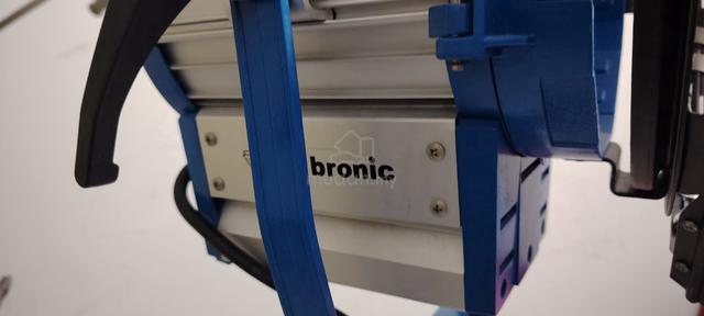 Bronic 1000W(1K) Tungsten Video Light + new bulbs - photo 4 of 6