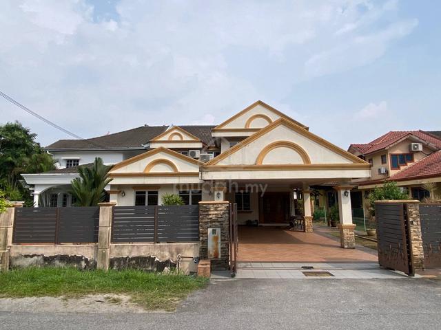 [Renovated] Double Storey Semi Detached House Seksyen 9, Shah Alam 1