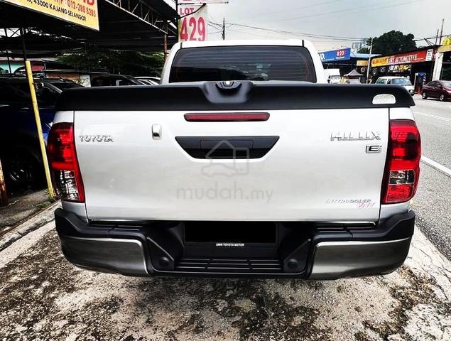 Toyota HILUX 2.4(A)REVO E D/C VNT 6PSD 4X4 Pickups - 5
