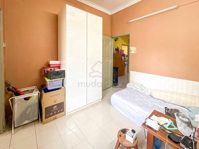 CORNER BESAR teres 2tingkat Seksyen 8 5