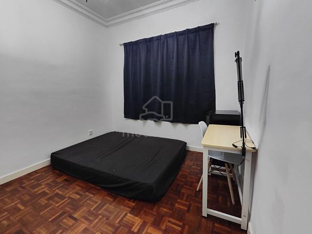 Middle room for rent 1