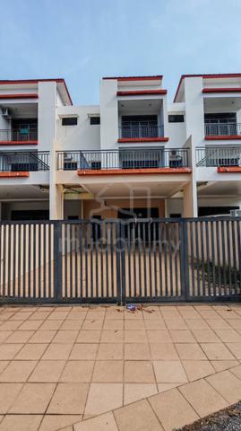 3 Storey 5+1room for rent in Kuantan 1