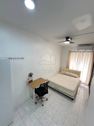 Female Master Room for rent 1