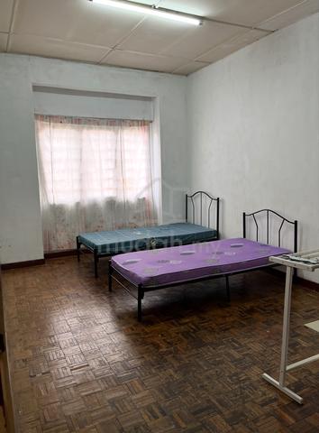 Affordable master bedroom in TTDI Jaya for rent 1