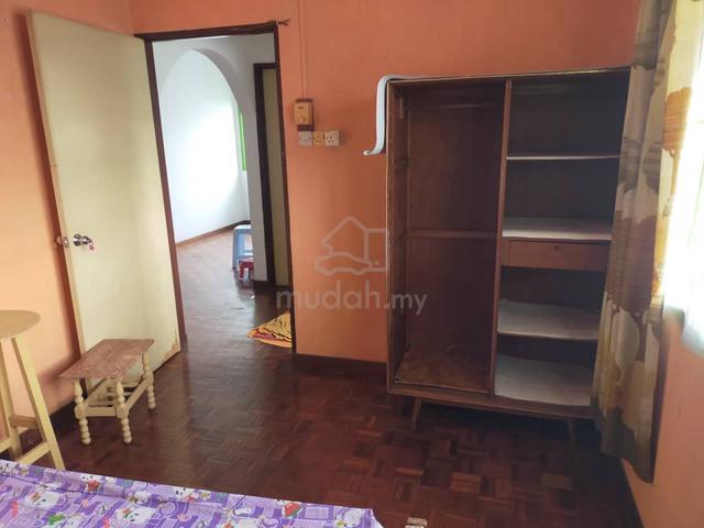 Furnished Master room to let in Jalan Pasir Puteh. 1