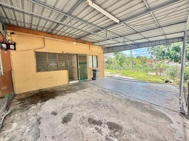 Corner Below value Facing Padang] 1 storey Krubong Permai cheng malim 1