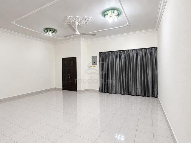 Taman Bukit Minyak 2 storey terrace Semi renovated Auto gate Aeon 1