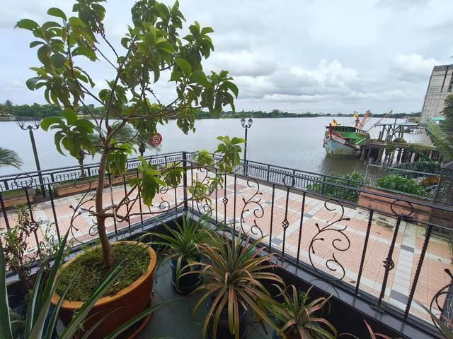Riverine Emerald 2