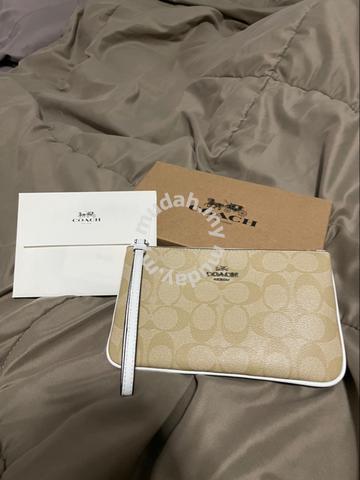 coach wallet authentication