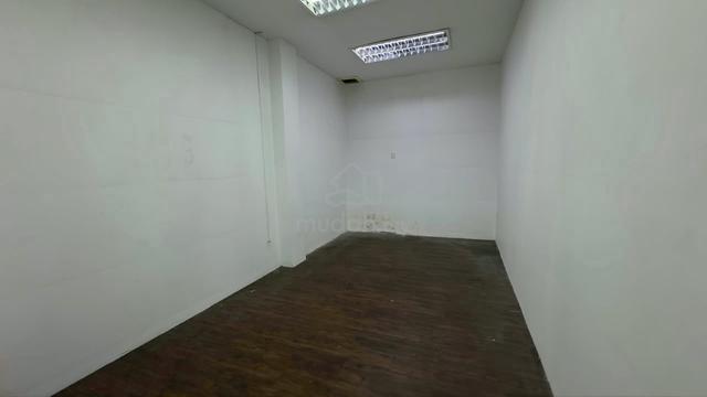 MANY CARPARK! Ground Floor 24x80 @ Molek 1/2X, BELOW MARKET same row锦合 1