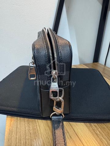 Lv clutch men on sale