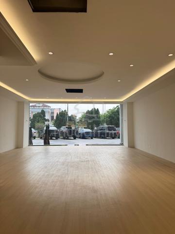 Ostia Jakel Shop Facing Plaza Tol High Traffic For Brand Exposure 1