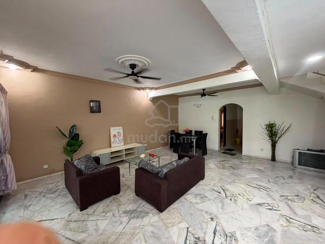 Kulai indahpura double storey house for rent/jalan teratai 1