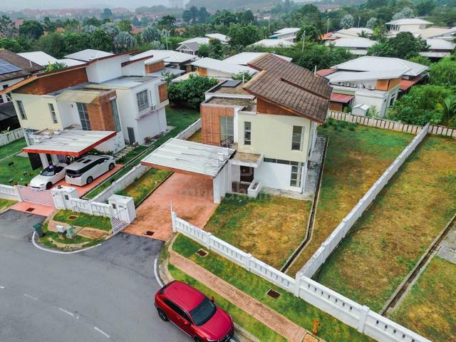 FREEHOLD SPACIOUS ! Bandar Baru Enstek Nilai, Double Storey Bungalow 1