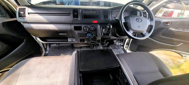 TOYOTA HIACE 2.5 WinDOW VAN MANUAL DIESEL - 4