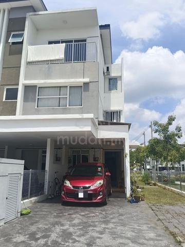 FULLY FURNISHED END LOT GROUND FLOOR 2 Storey Townhouse Platinum 1