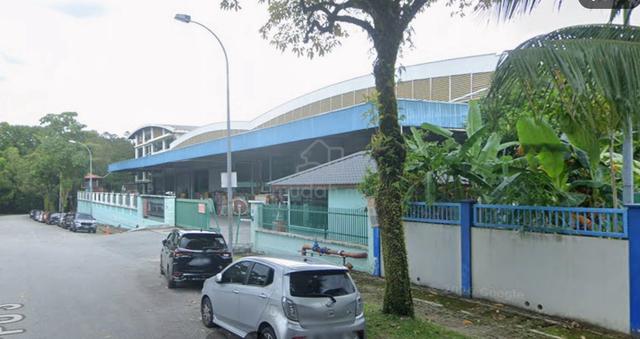 Freehold corner detached factory at Puchong Utama. Big land big power. 1