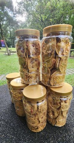kerepek pisang tanduk dan rempeyek bilis kacang - photo 2 of 2