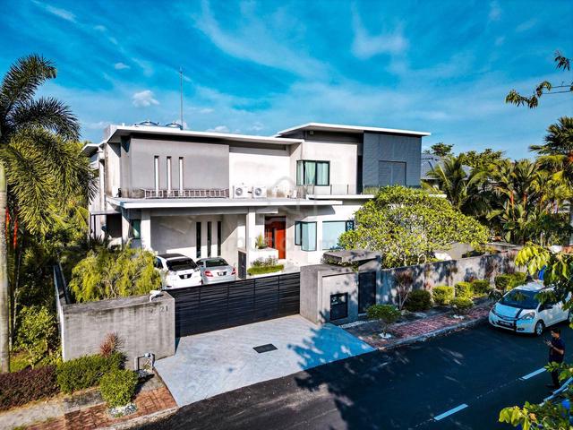 2 Storey Luxurious Modern Bungalow Monterez Golf Club 1