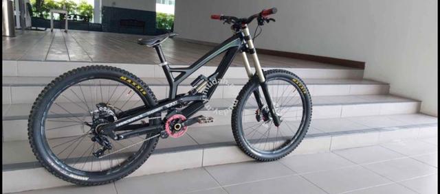 YT Tues Carbon Downhill Bike - Sports 