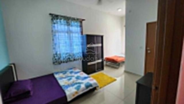 master bed room with private balcony 1