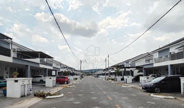 Upper Level Townhouse Puncak Alam 1