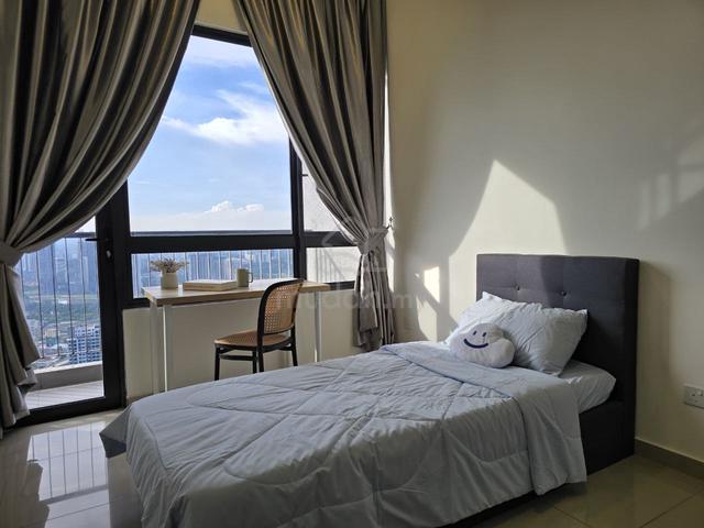 Middle room - nearby mid valley - non partition in the unit 1