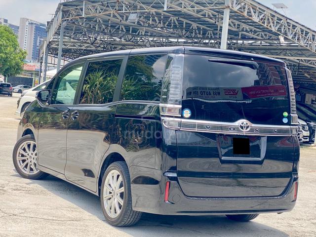 2019 Toyota VOXY 2.0 X 8SEATER LEATHER FACELIFT FS - 2