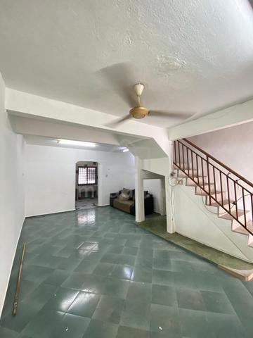 Double Storey Jalan Hang Jebat Taman Ungku Tun Aminah 2bed 2bath 1