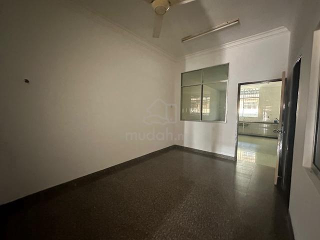 Lunas Taman Desa Makmur | Renovated 4 1 Bedroom House  1