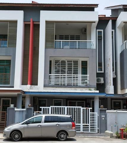 3 Storey Terrace House For Rent 1