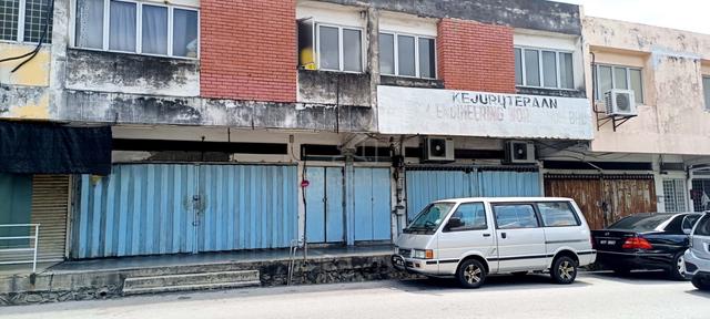 2 Sty Shoplot (1765sf) Taman Bukit Serdang Main Road 3