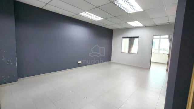 3 Storey Shop at Taman Molek For Rent 1