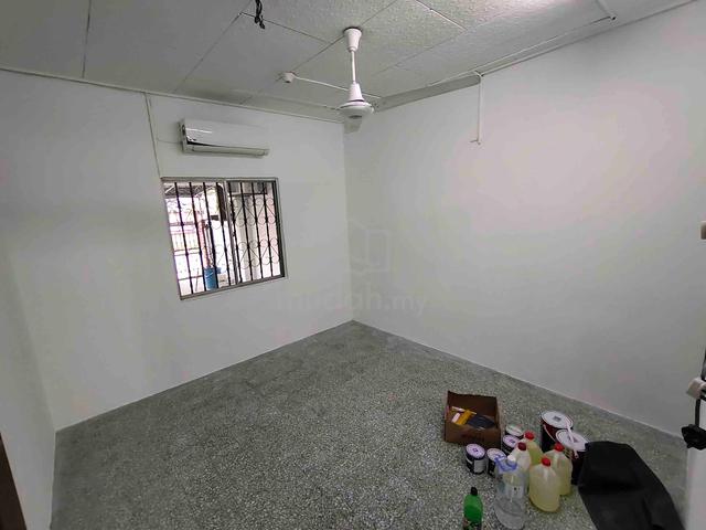 single storey terraced house ( Taman desa jaya )kepong,kitchen cabinet 5