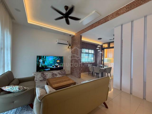 Fully Furnished / Renovation / Air‑Cond / Ready Move‑in / End Lot Land 1