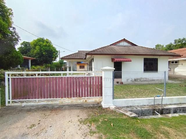 [Beautiful Bungalow] Rumah Banglo Taman Perdana Peramu, Pekan Pahang 1
