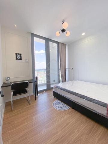 FREE WIFI 🌟FEMALE Insta Middle Room + BIG Private Balcony Near MMU 1