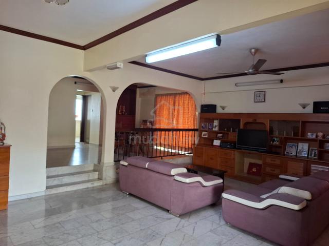 An corner unit double storey semi-detached house 1