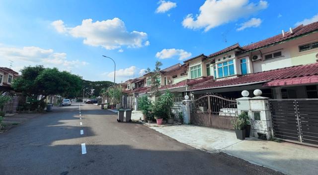 full loan TMN SERI ORKID 2 storey terrace nice reno kitchen extended 1
