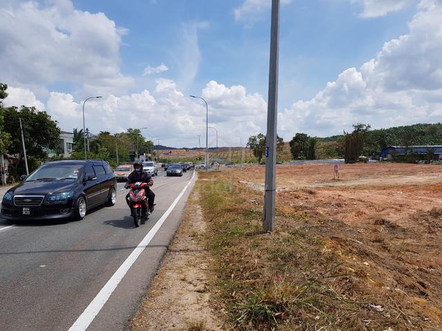 Kluang Town Area 1.7359 Acre Tanah Bangunan Beside Main Road Rm45 psf 1