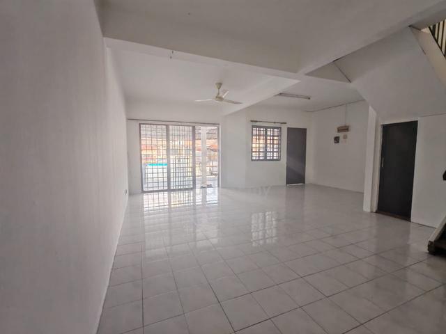 Kulai Taman Putri / Double Storey House / Near Kcc Taman Gemilang 1