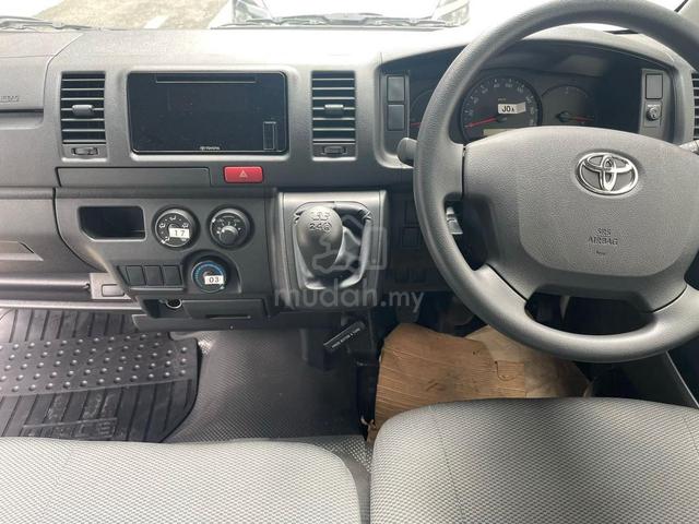 2026 Toyota HIACE 3.0 Window Van 14 Seater (M) - 3