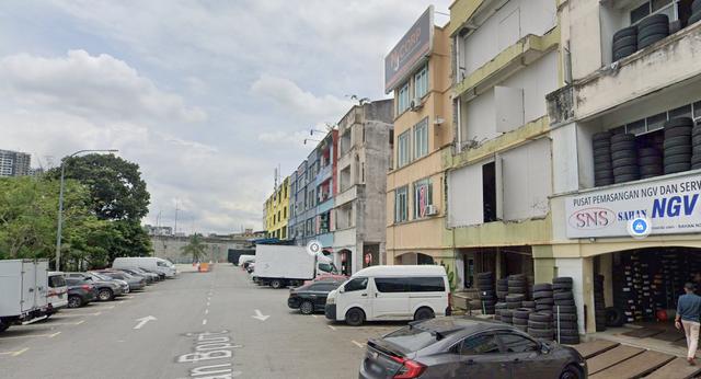 Bandar Puchong Utama Ground floor shop facing main road 1