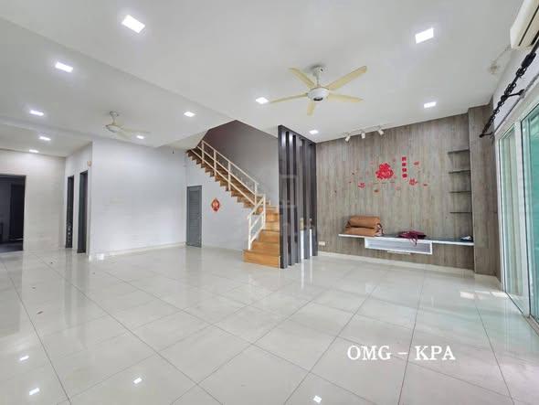 Bandar Bukit Raja Klang 2.5 Storey Terrace House good condition 1
