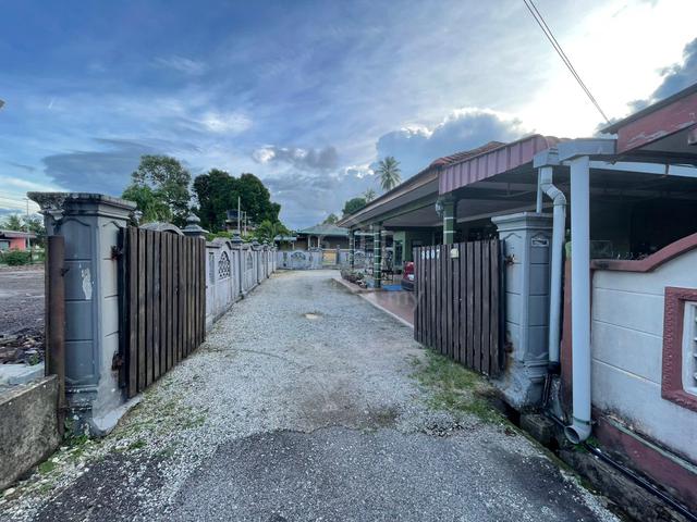 Rumah Banglo Satu Tingkat Di Kg Padang Mengkuang, Bukit Payung. 1