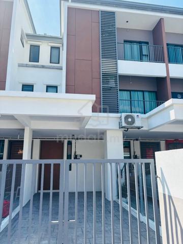 Furnished 3 Storey Terrace Elegan Residensi Putra Perdana Puchong Rent 1