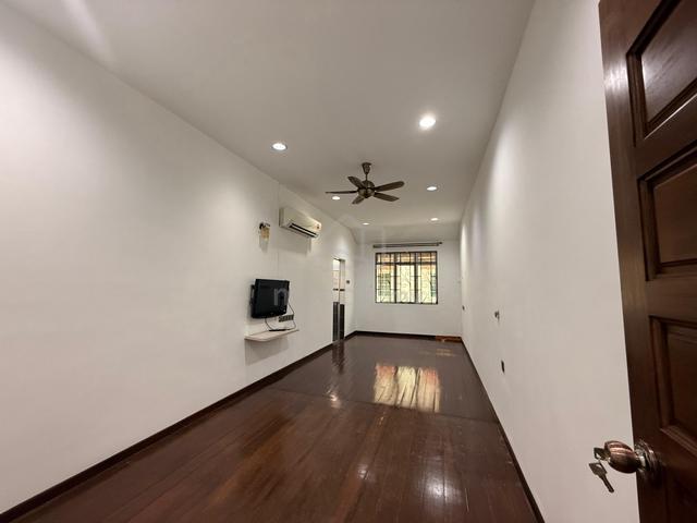 Greenlane Shoplot for Rent – Suitable for Cafe/Kindergarten/Restaurant 1