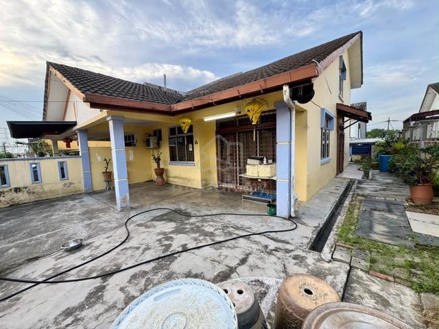 Taman Megah Ria 1.5 Storey Semi D For Sale 1