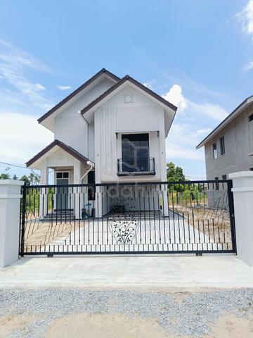 BANGLO MODEN SPLIT LEVEL depan SK POHON TANJUNG, PASIR PEKAN 1