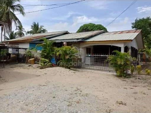 Rumah Belakang Masjid Panji 1